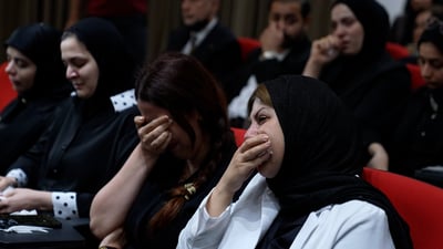 كتبت “أريد الله” بدمها على باب الحمام.. والد طبيبة البصرة يكشف تفاصيل رحيلها