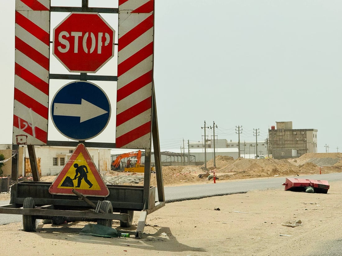 صور: توسعة طريق أم قصر إلى 3 مسارات و11 استدارة وفلكات دائرية جديدة وإنارة