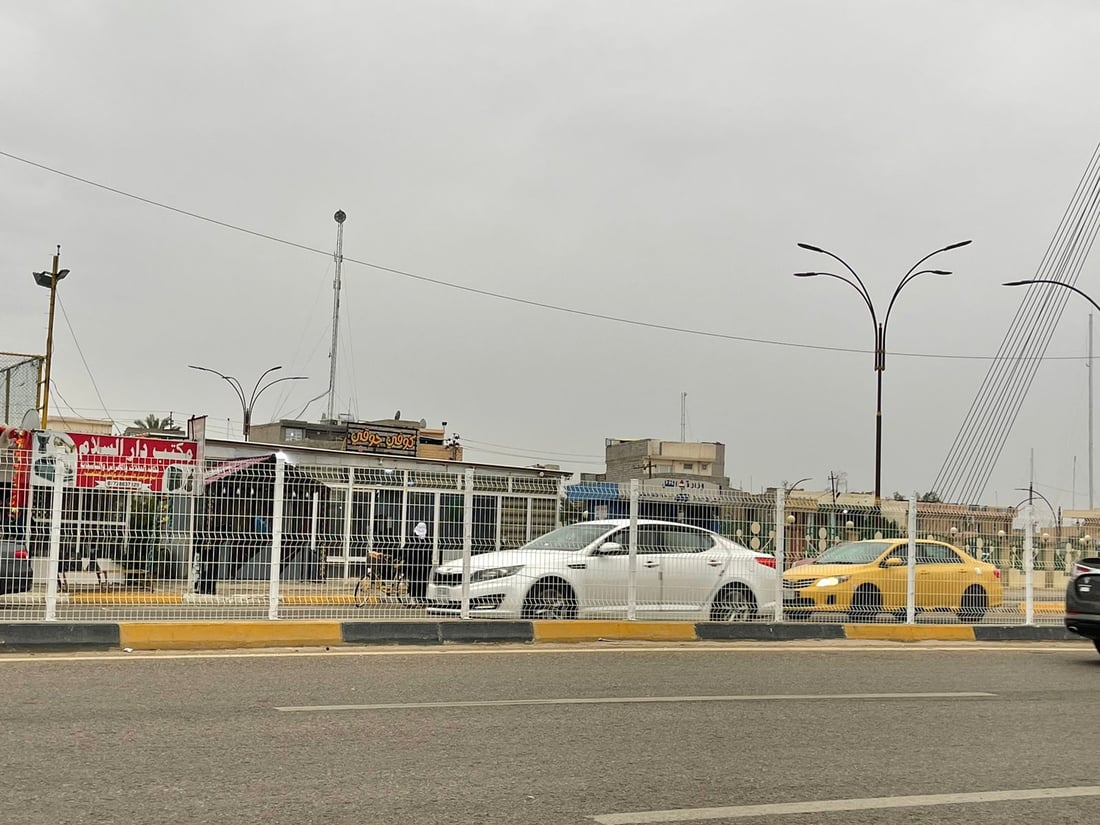 صور: بعقوبة تمنع العبور على سريع 7 نيسان بحاجز معدني.. اذهبوا الى جسر المشاة