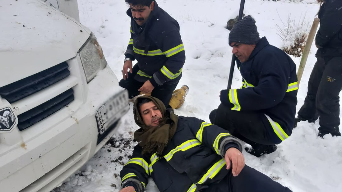 أربيل: فرق الدفاع المدني تنقذ 4 سواح بغداديين علقوا وسط ثلوج جومان (صور)