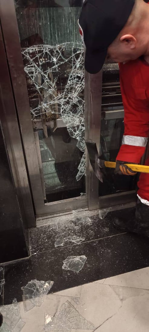 صور من عملية انقاذ شاب علق في مصعد مقهى “انتيكا” الموصلي