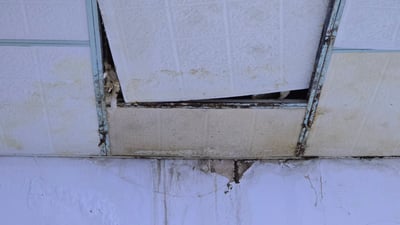 بارانە و سەقفی نەخۆشخانەی مەیدان تکە دەکات