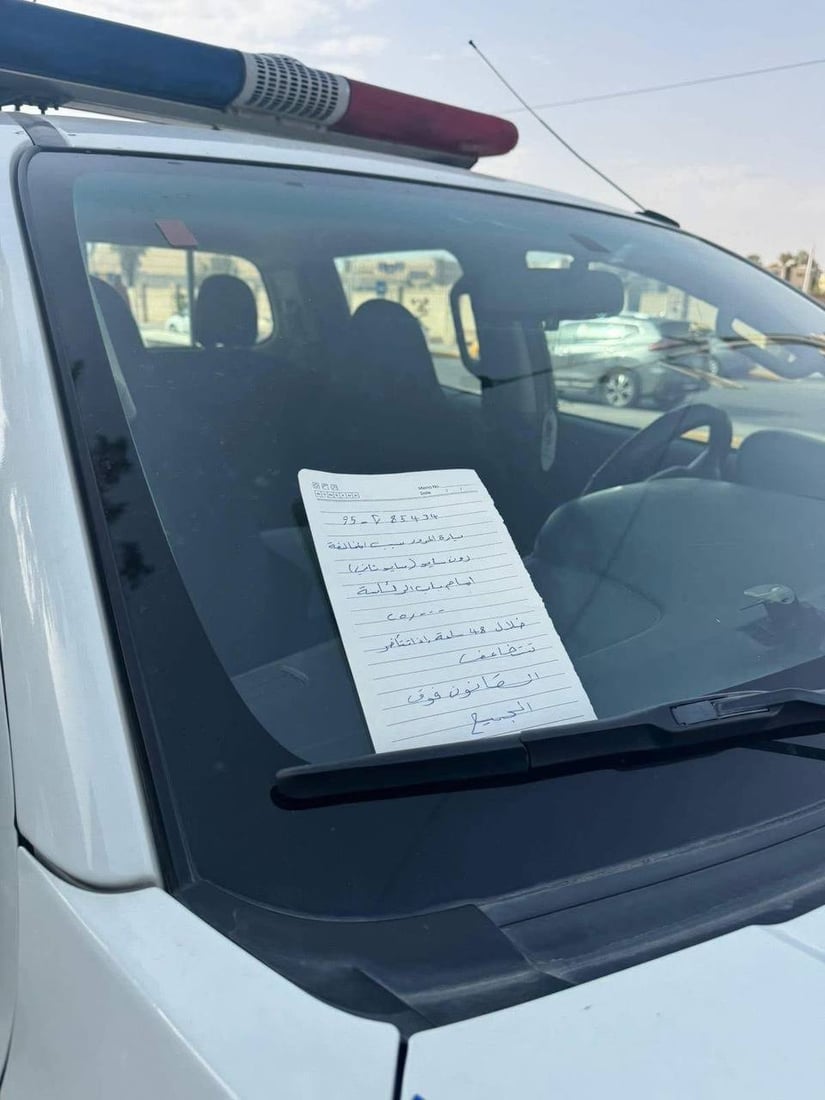 لە موسڵ هاوڵاتيیەك پۆلیسی هاتوچۆ غەرامە دەکات