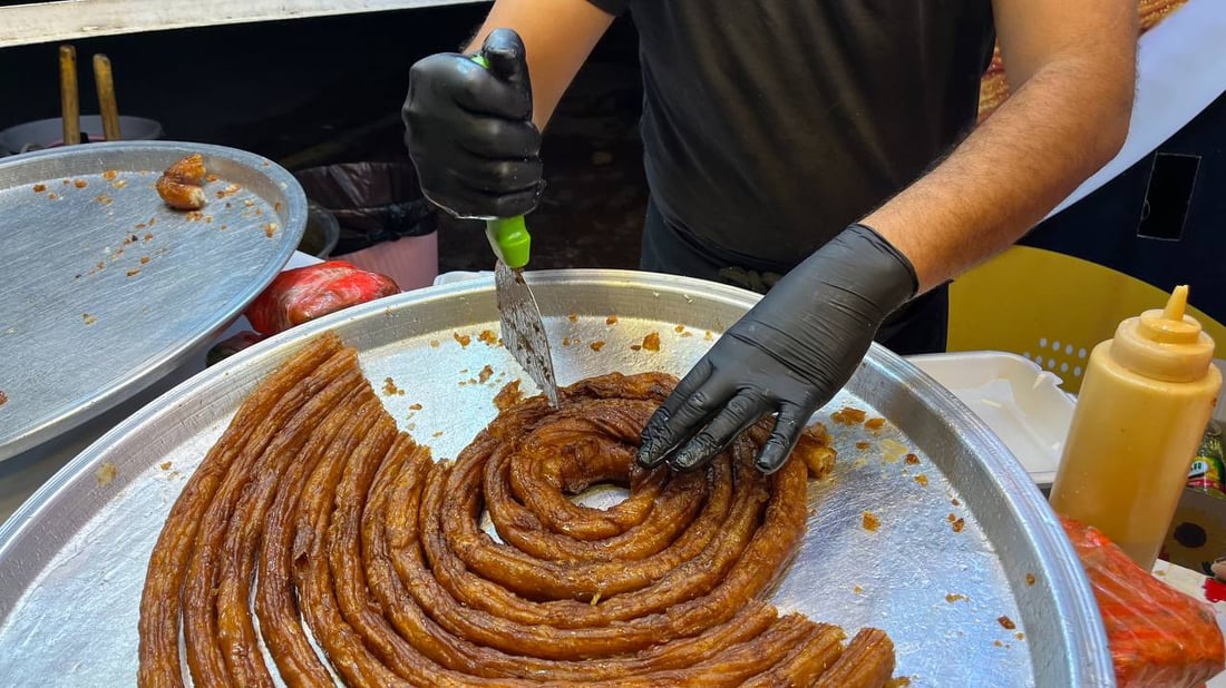 صور: بائع بغدادي “مرتبك” مع لهجات البصرة.. “رهش وعرموط” عند كشك الداطلي والراشي