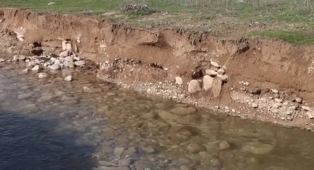 السيول الغزيرة شقّت نهراً وكشفت القبور القديمة شمالي دهوك (فيديو)