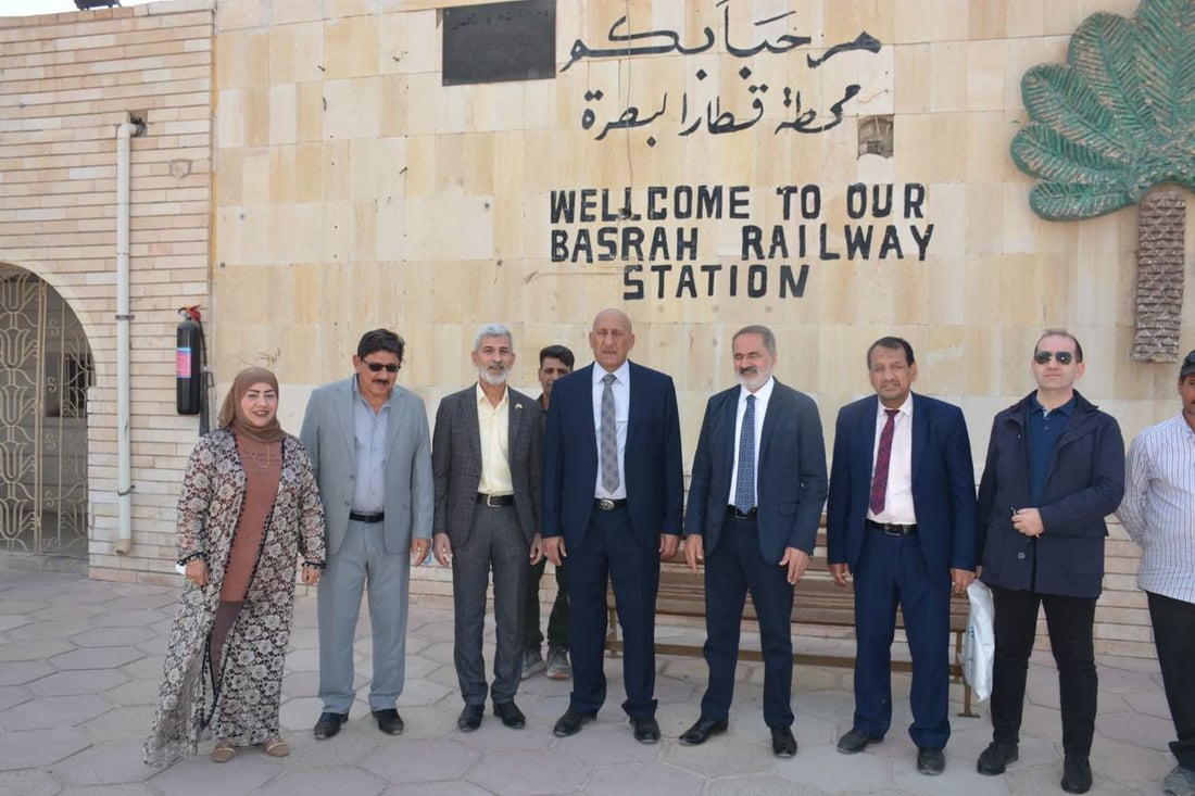 صور: مدير السكك التركي يتجول بين قطارات البصرة