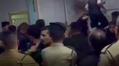 خێزانێک دوای مردنی نەخۆشەکەیان پەلاماری کارمەندانی نەخۆشخانەیاندا