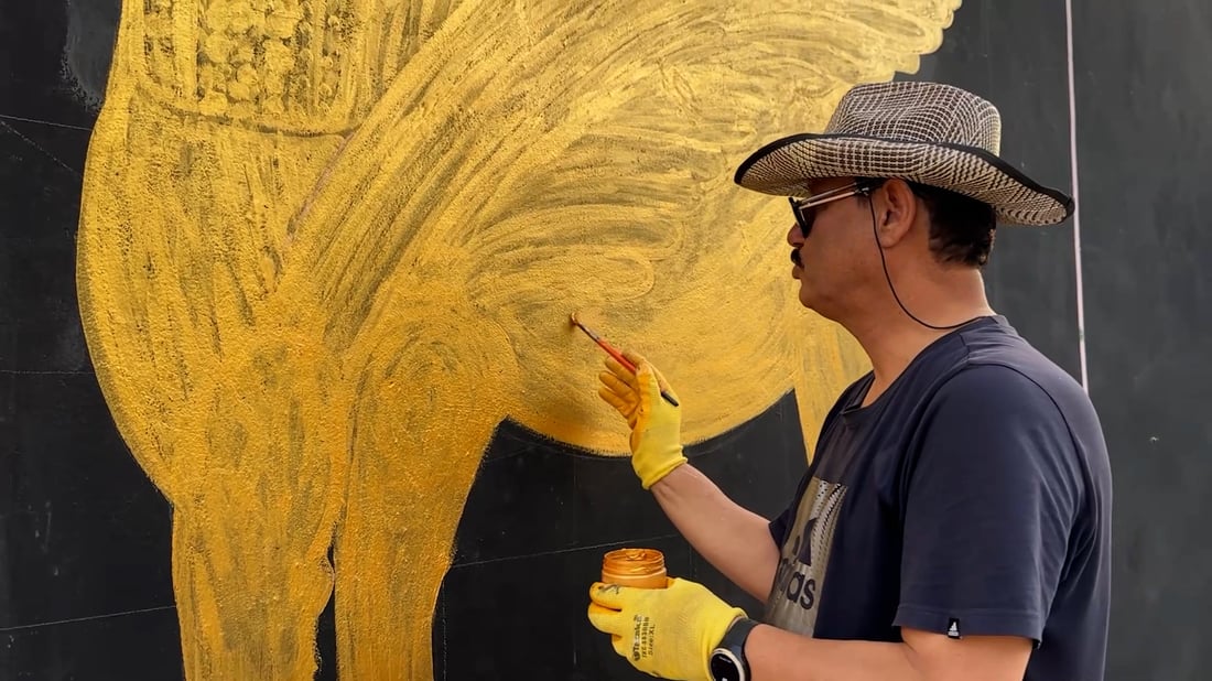 Retired engineer turns Hit’s walls into canvases celebrating history