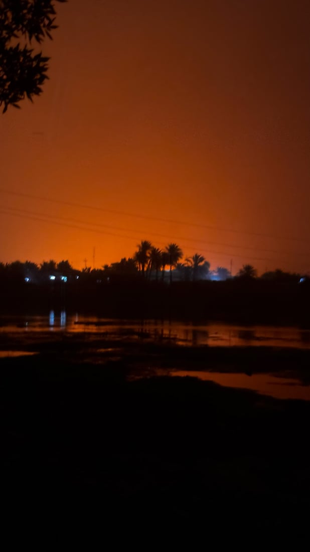 حريق ضخم يحول ليل المشخاب إلى نهار.. عاصفة جوية وسعت النيران في حقل للحنطة
