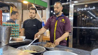 3 رجال مرور لتنظيم ازدحام النجف على الباقلاء بالدهن عند الأشبال (فيديو)