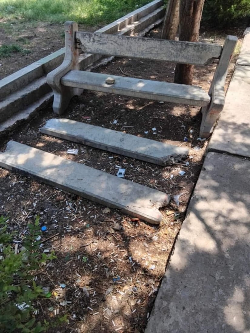 ژمارەیەک کورسى چیمەنتۆیى لەناو باخچەیەکى سەیدسادق شکێنران