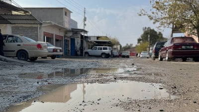 18 ساڵە بە دەست بە قوڕ و چڵپاوی شەقامەکانی ناوچەی پیشەسازییەوە دەناڵێنن