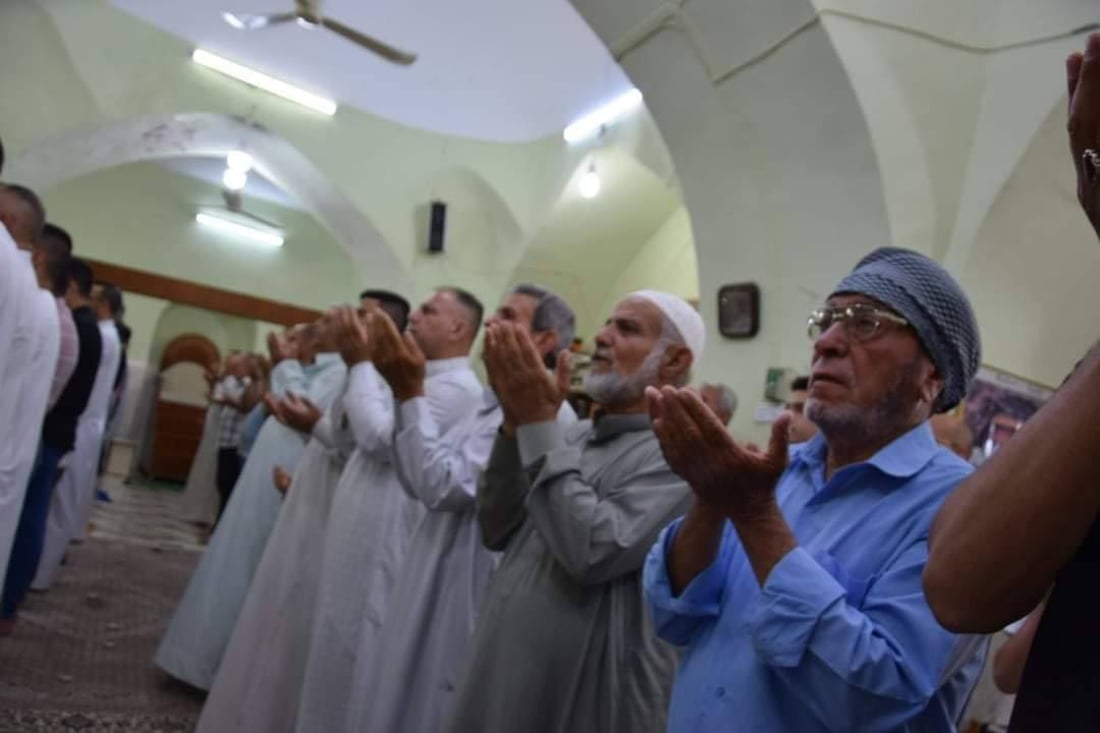 ملا عباس يحث المصلين على مساعدة الفقير وزيارة المريض.. صور من مقام زين العابدين