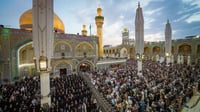 العتبة العلوية اكتظت بآلاف المصلين من الرجال والنساء ل...