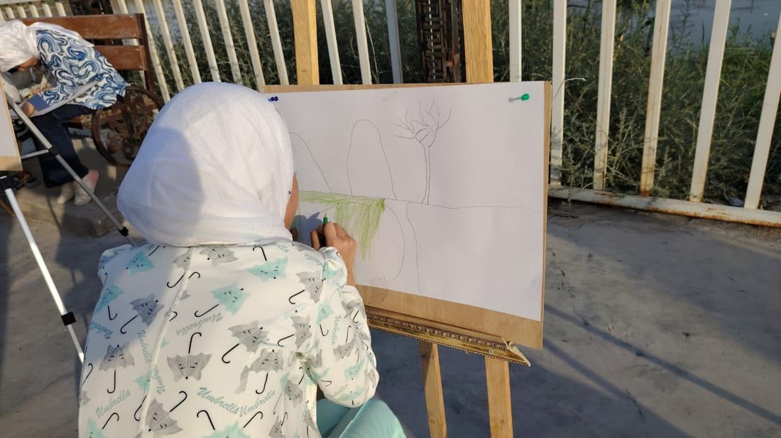 أطفال سوق الشيوخ لن ينسوا هذا اليوم.. تنفسوا ورسموا الشط والنخلة بعيداً عن الآيباد!