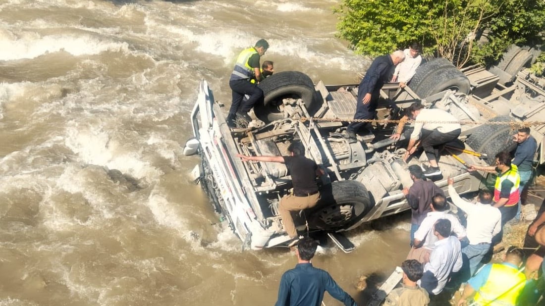 بارهەڵگرێک بە سێ سەرنشینەوە کەوتەناو رووبار و هەر سێکیان بێسەروشوێن بوون
