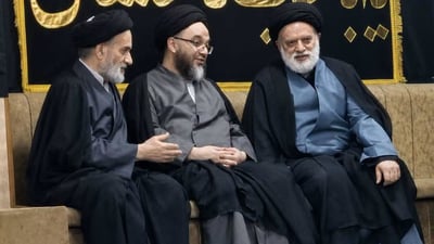 نجل خامنئي الأكبر وأولاد المرجع السيستاني في حديث على انفراد.. النجف نهار اليوم