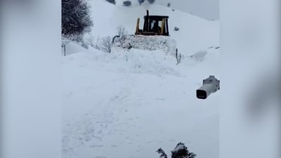 السليمانية.. السيارات تختفي في شاربازير بسبب الثلوج (فيديو)