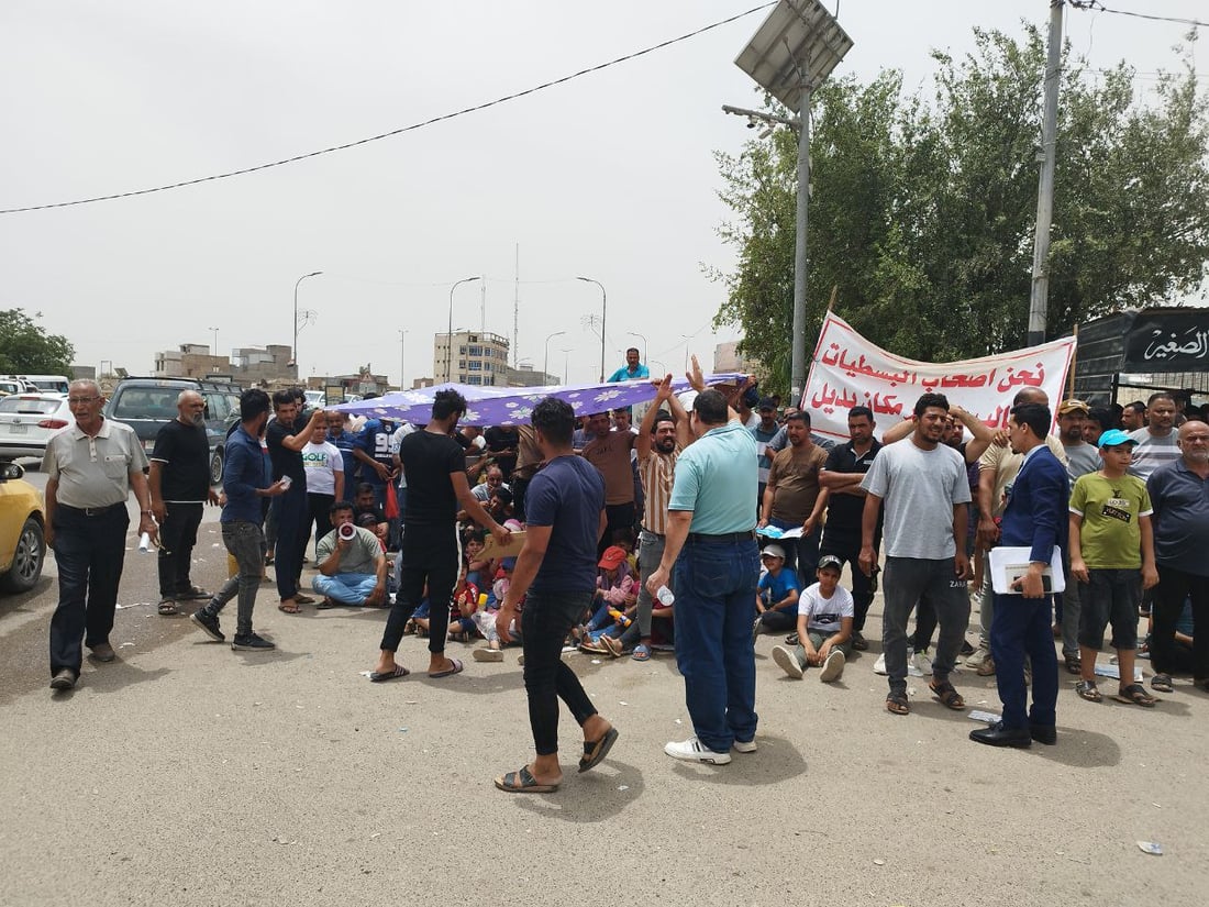 احتجاج في الحلة: باعة يعرضون أطفالهم تحت الشمس.. 14 يوماً بلا عمل (صور)