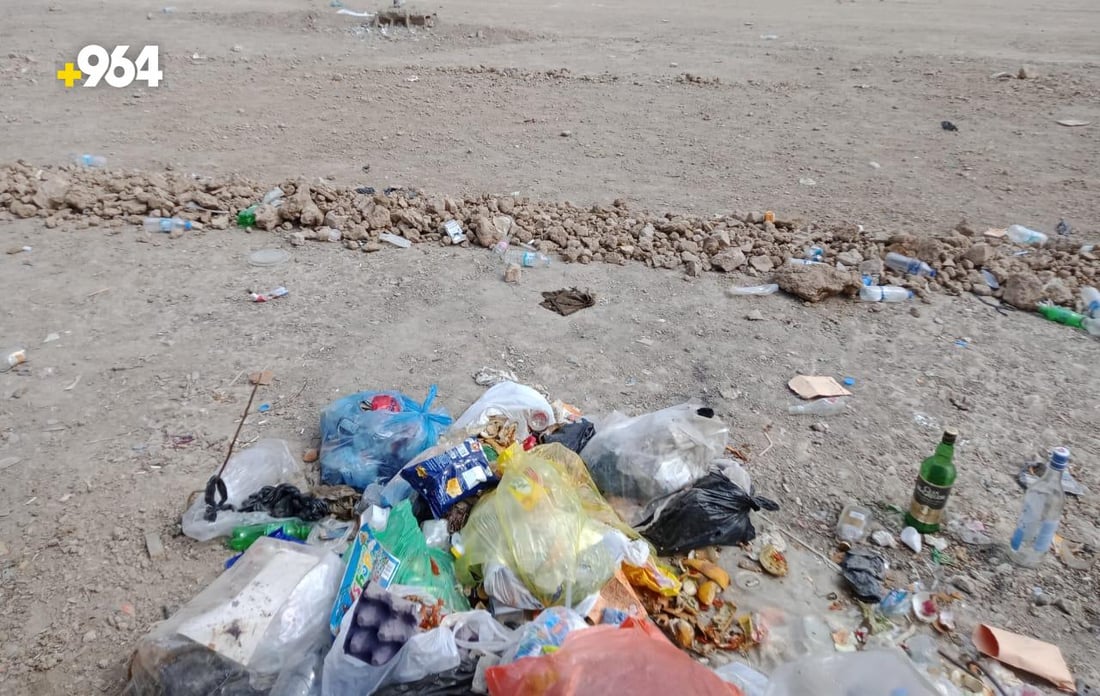 الفضيلية “لا تطاق” والأهالي يتبادلون اللوم مع البلدية ويطلبون أكياس قمامة