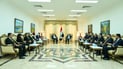 وزير الخارجية يجتمع بكادر السفارة العراقية في مسقط ويصدر توجيهاً