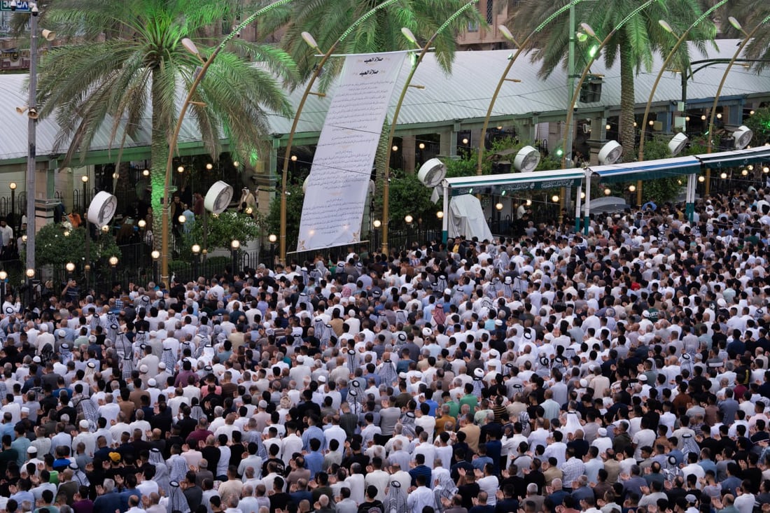 صور من عيد كربلاء.. حشود المصلين امتدت من مرقد الإمام الحسين إلى صحن العباس