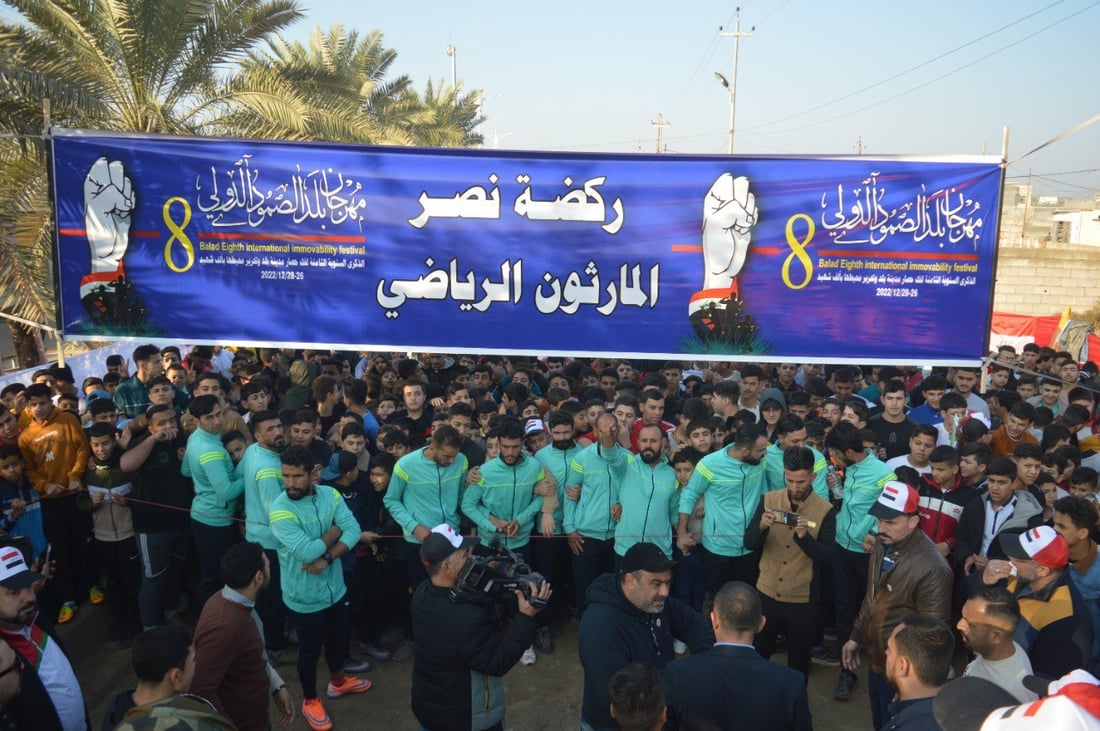 بلد: 1500 متسابق يقطعون 3 كيلومترات في “ركضة نصر” السنوية (صور)