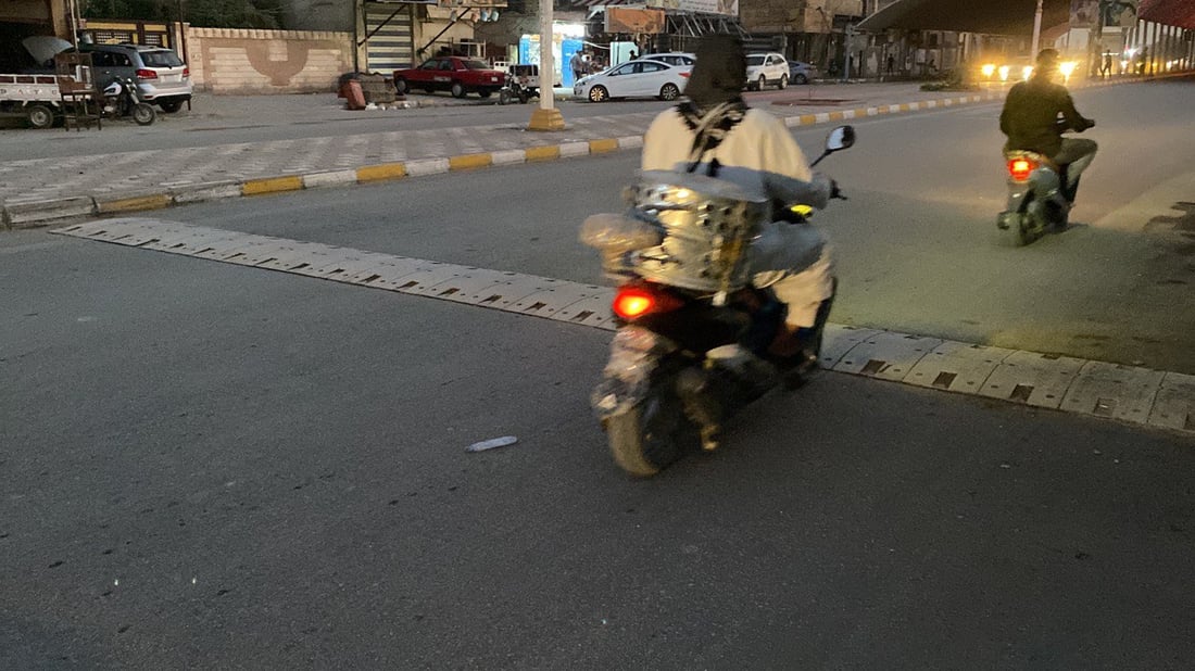 صور من الناصرية: مطبات الشوارع ترهق السواق لكن الأهالي يريدونها لحماية أطفالهم