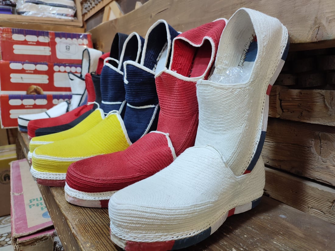 “الأحمر والأسود” مفضل للنساء.. “الكيوة والكلاش” تتجاوز رجال السليمانية (صور)