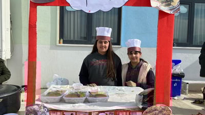 قوتابیان هەرچی خواردنی خۆشە هێناویانە و پۆزیش لێدەدەن