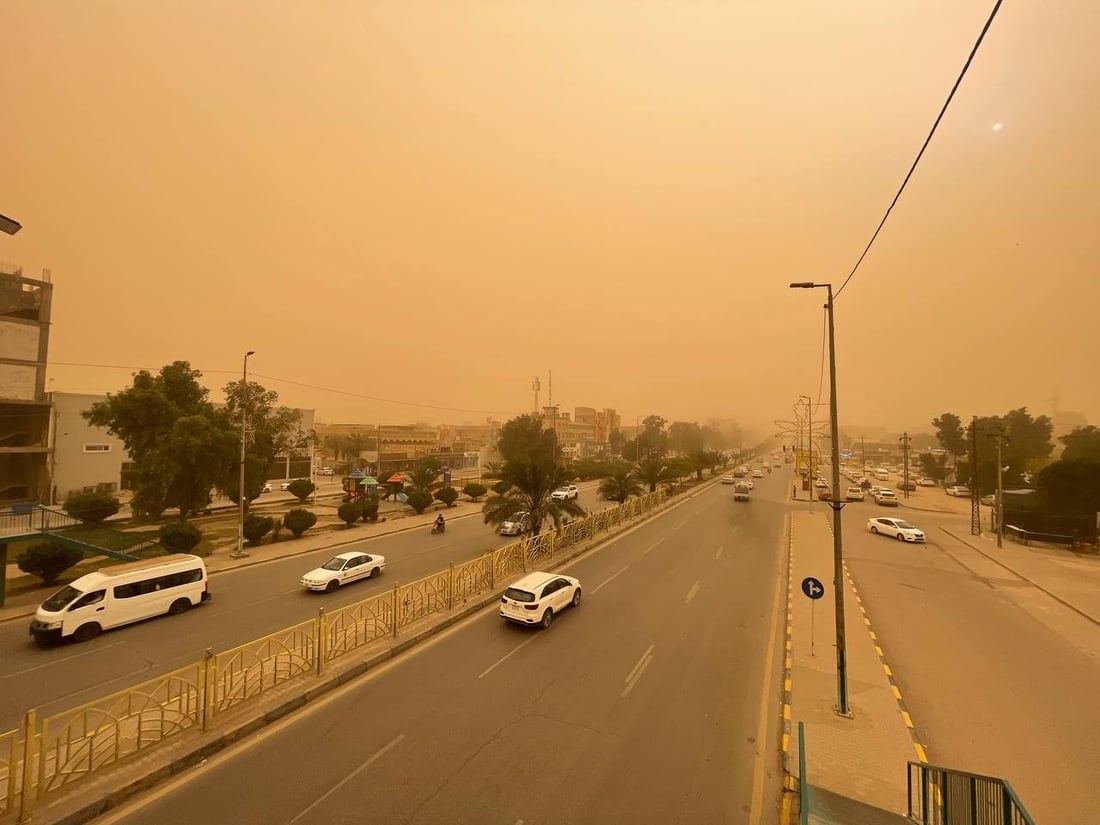 صور: عاصفة ترابية تحول سماء النجف إلى اللون الأحمر