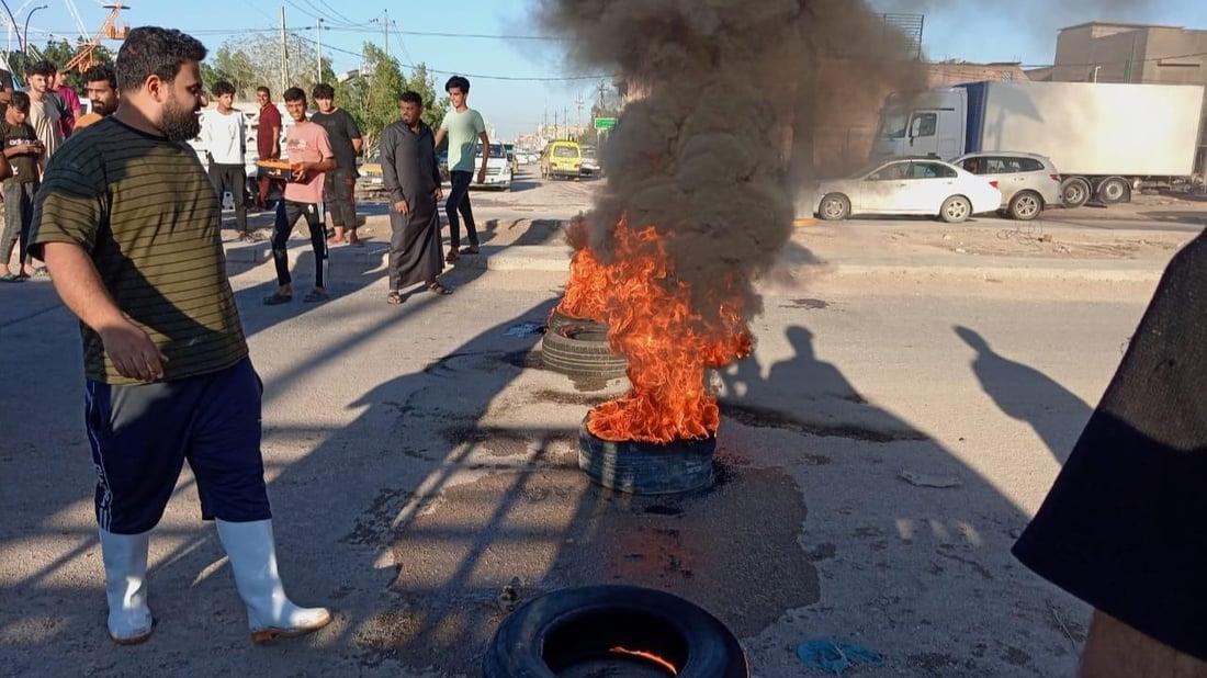 مياه الأمطار تخرج أهالي الحلة في تظاهرة.. إغلاق شارع 80 بالإطارات المشتعلة (صور)