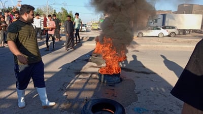 مياه الأمطار تخرج أهالي الحلة في تظاهرة.. إغلاق شارع 80 بالإطارات المشتعلة (صور)