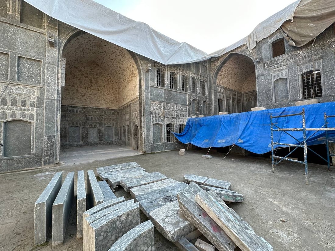 الموصل: إعادة العمل في “بيت التتنجي” التراثي.. ونقش الحجر بأياد محلية