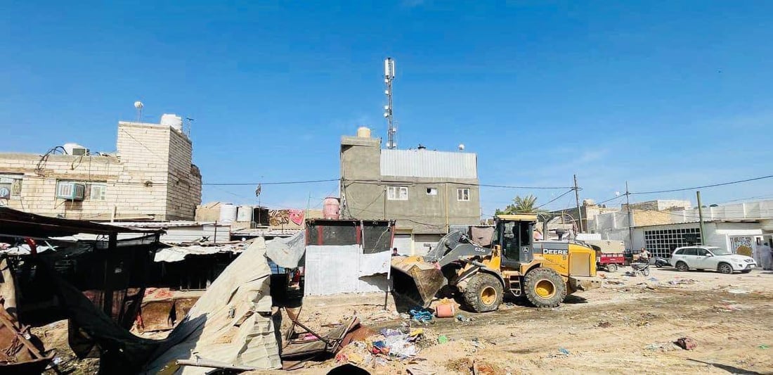 الإنذار لم ينفع.. شفلات البلدية تباغت محال المتجاوزين في 5 أحياء بالنجف (صور)