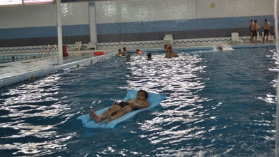 فيديو منعش!.. حي الإعلام في بغداد يستقبل الصيف بافتتاح المسبح