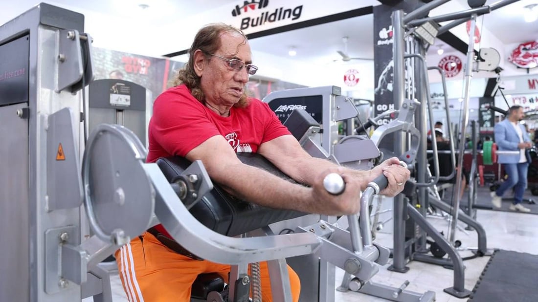 ثمانيني من واسط يواصل تمارين “الحديد”: تدربنا بقطع “السكراب” قبل نصف قرن (صور)