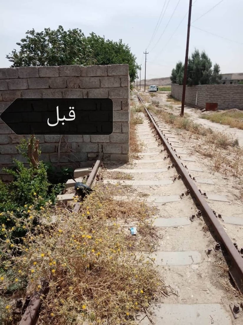 صور: طريق الحبوب إلى سايلو الشرقاط سالك.. الأهالي رفعوا سياج منزل عن سكة القطار