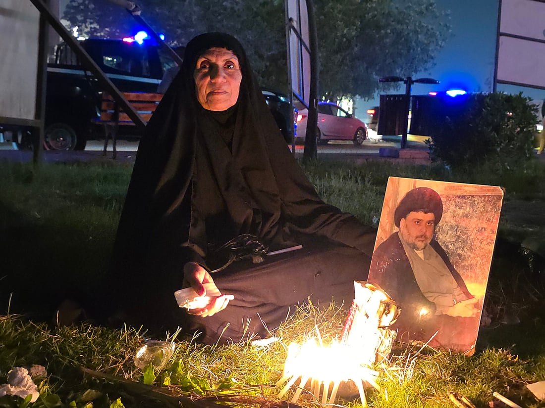 رجال الدين وشيوخ العشائر حملوا نعش الصدر على الأكتاف.. صور من الزعفرانية