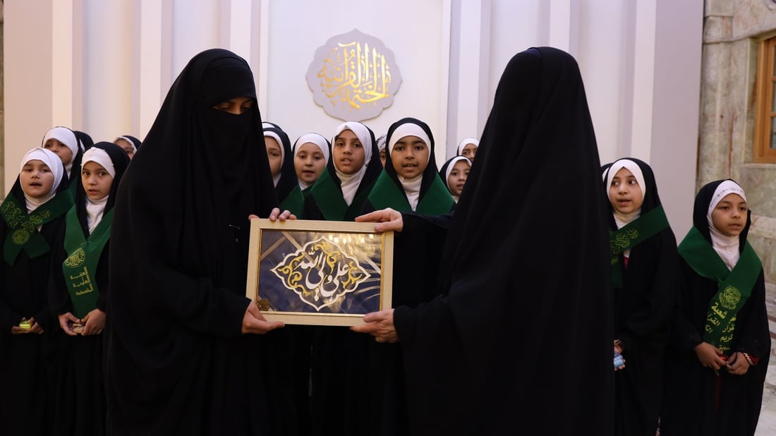 باكستانيات يتعلمن الأداء الجميل والمتقن لقراءة القرآن في النجف (صور)