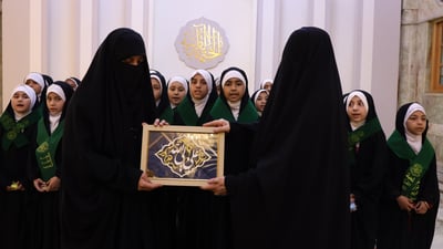 باكستانيات يتعلمن الأداء الجميل والمتقن لقراءة القرآن في النجف (صور)