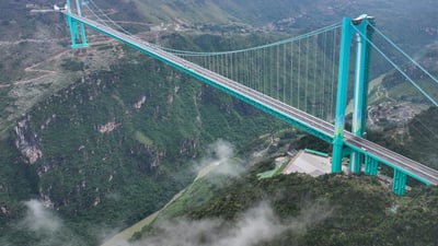 رێگاى دوو سەعاتى کرد بە دوو دەقە؛ چین بەرزترین پردی جیهانی کردەوە