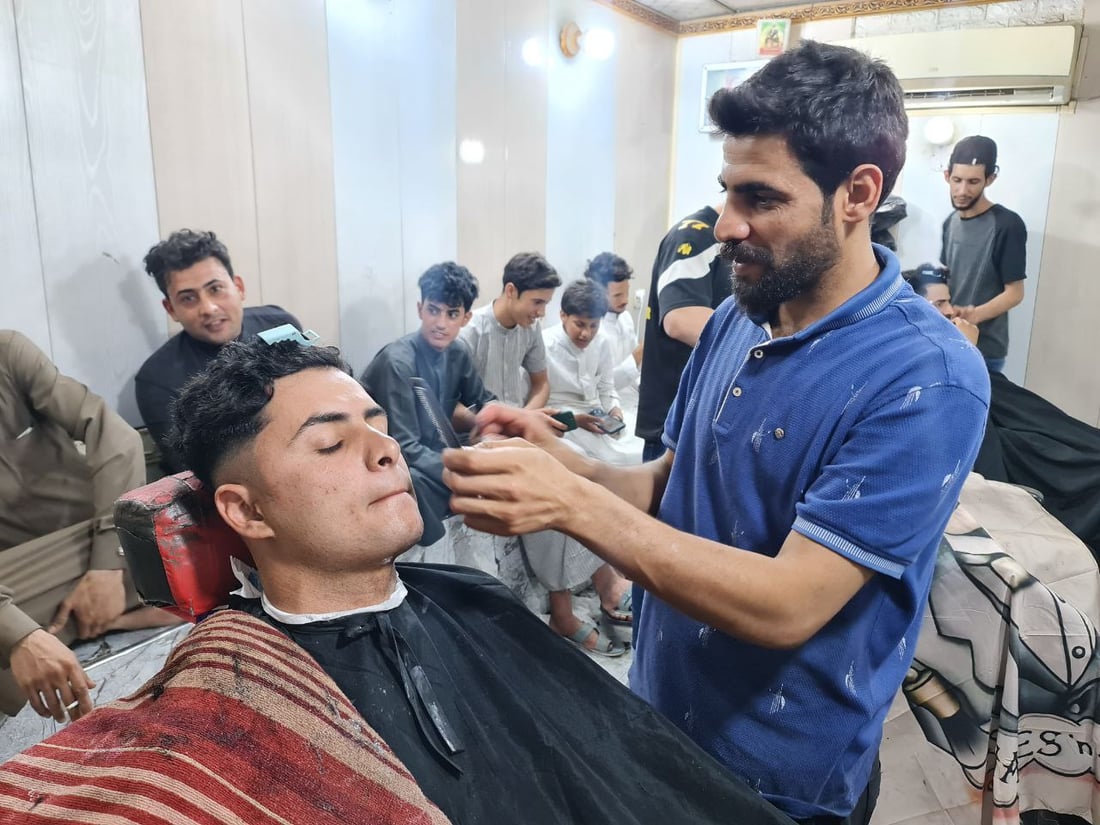 صور: إعلان النجف أربك عيد السماوة وضرب مواعيد الحلاقين والخياطين