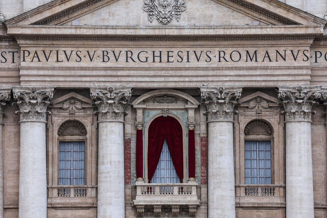 کەمێکى تر لەو باڵکۆنەوە پاپاى نوێ خۆى پیشانى جیهان دەدات