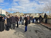 چاییچییەک ماڵە هەژارەکان گەرم دەکاتەوە