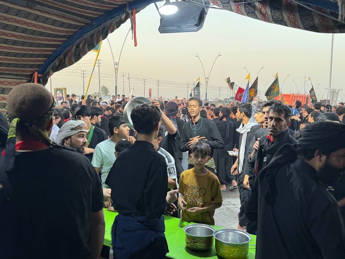 صور: الآلاف يحيون “يوم الدفن” بمسيرة نحو مسجد خطوة الإمام علي في الزبير 