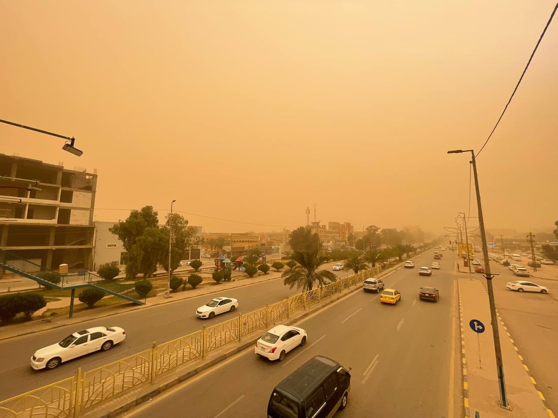 صور: عاصفة ترابية تحول سماء النجف إلى اللون الأحمر