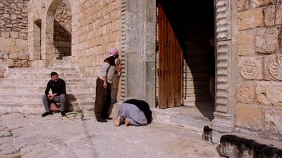 فيديو: “خدام المعبد” يصنعون المكانس من النباتات ويتبركون بتنظيف “لالش”