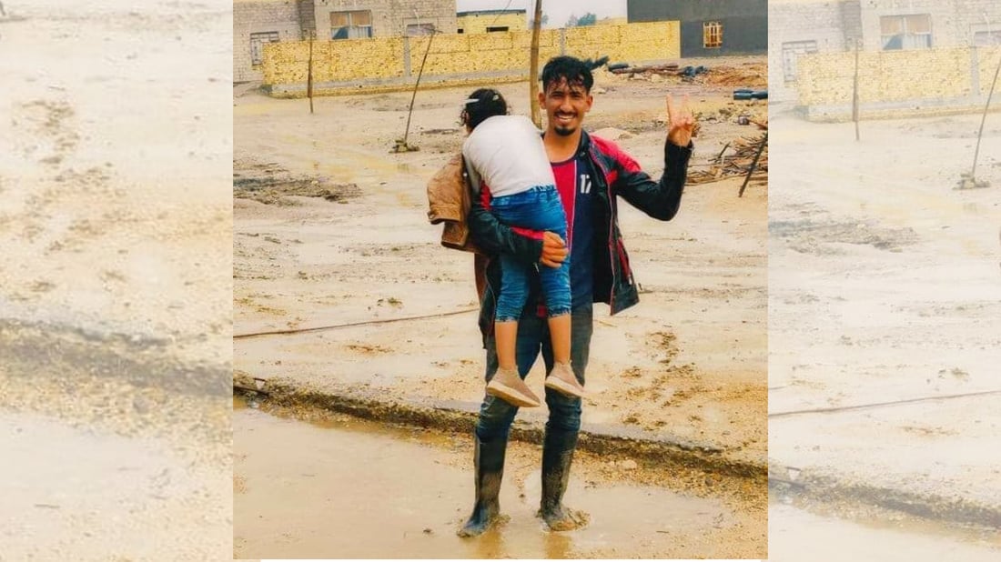 المثنى: محاضر يحمل شقيقته الى المدرسة في قرية المنصورية الغارقة بالوحل