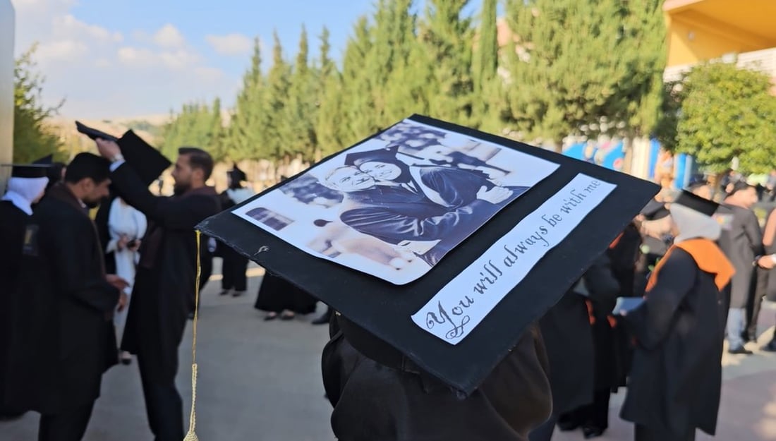 بە AI باوکە کۆچکردووەکەی هێنایەوە ئاهەنگی دەرچوونەکەی